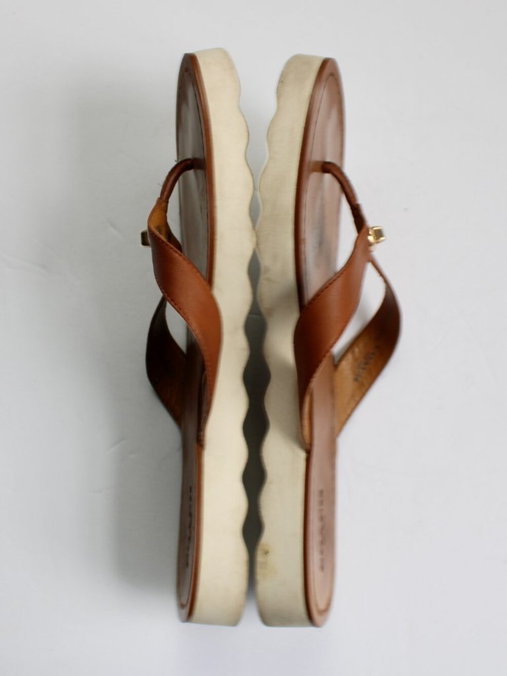 Coach Women's Shelly Leather Tan Gold Turn Lock Accent Thong Flip Flops Size 9 - Picture 4 of 12